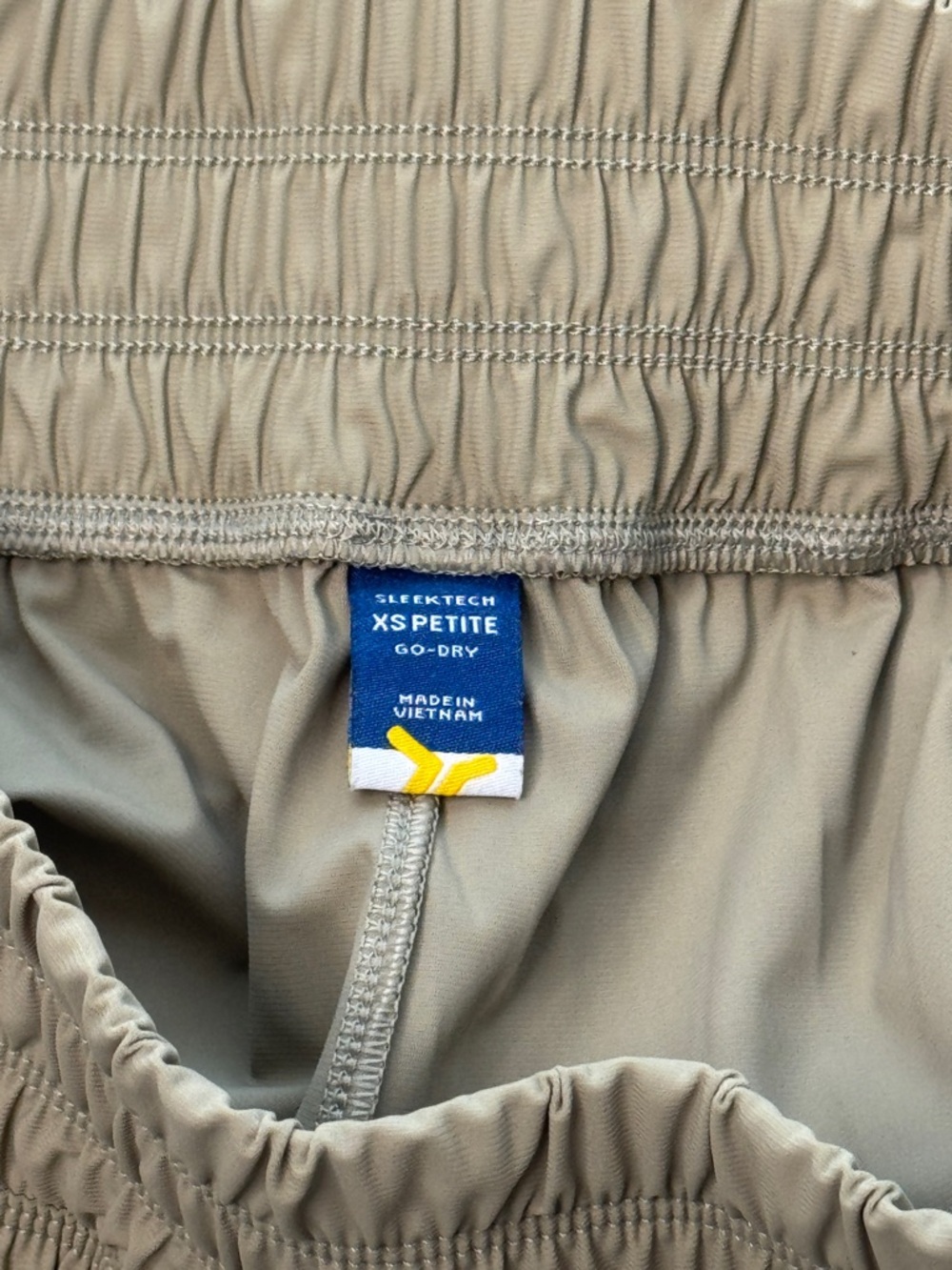Old Navy Wide Leg Cargo Pants Light Khaki Size XS Petite TP Pockets Tech Fabric - Picture 3 of 4
